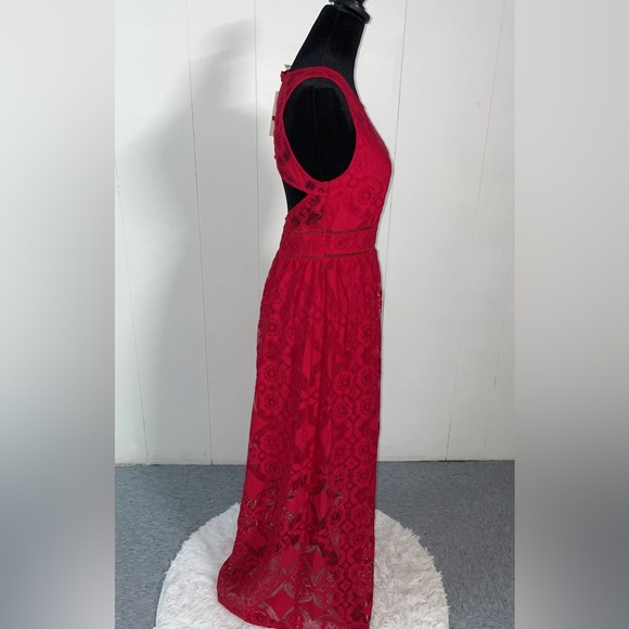 Francesca’s Full lace Red dress, with an open Back - Picture 3 of 8